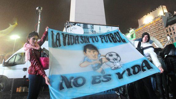 La lluvia constante no fue un impedimento para que los hinchas se acercaran al Obelisco a pedir la continuidad de Messi en la Selección argentina. ¿Lio les dará el gusto?