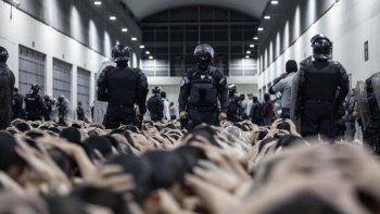 Cecot, la prisión de de máxima seguridad donde Bukele le ofreció a Estados Unidos externalizar parte de su sistema penitenciario. Cecot, la prisión de de máxima seguridad donde Bukele le ofreció a Estados Unidos externalizar parte de su sistema penitenciario.