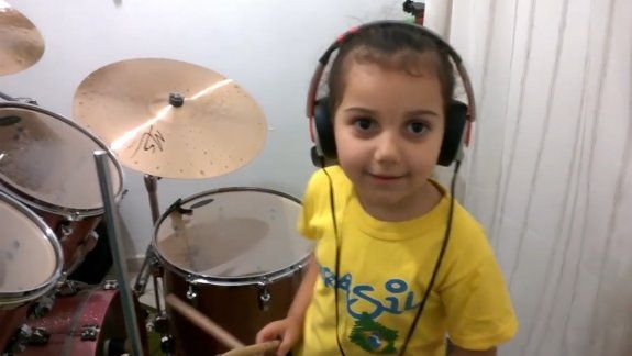 Mira cómo toca la batería una nena de seis años