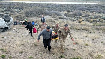 fuerte vuelco en ruta 40: una mujer y sus hijas fueron asistidas por el ejercito fuerte vuelco en ruta 40: una mujer y sus hijas fueron asistidas por el ejercito