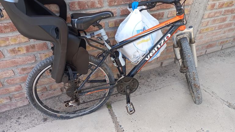 La bici es marca Venzo y la silla Polisport.&nbsp;