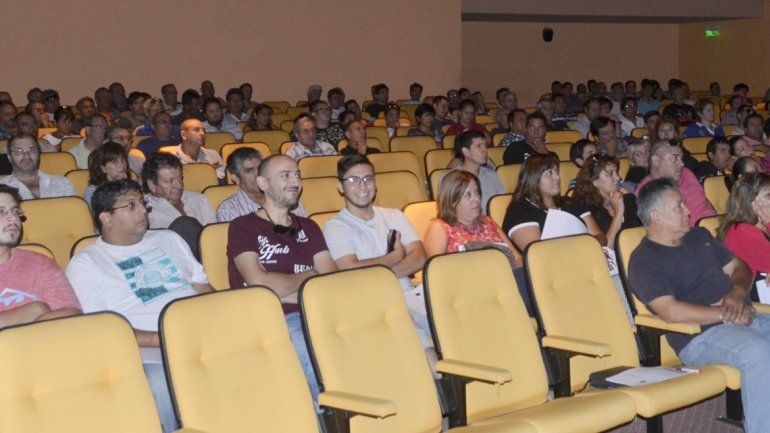 Una gran cantidad de choferes asiste a los cursos que organizó la Municipalidad de Neuquén. Por la gran concurrencia