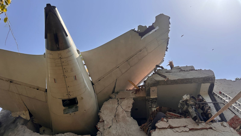 El avión se estrelló poco después de despegar del aeropuerto en India