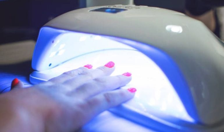 Cuidado con las uñas perfectas: alertan sobre el daño de las lámparas LED
