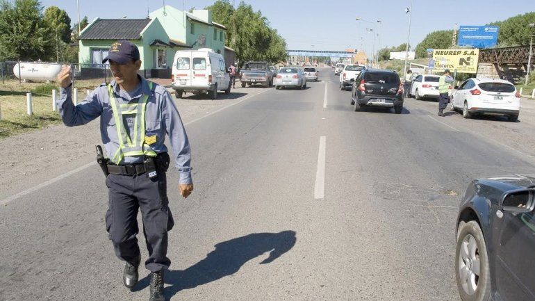En la Caminera de Cipolletti el paraguayo fue detenido con documetación trucha y una camioneta robada. En la Caminera de Cipolletti el paraguayo fue detenido con documetación trucha y una camioneta robada.