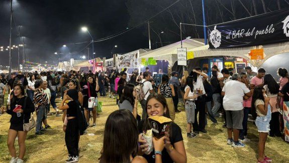 Los puestos gastronómicos a pleno en la Fiesta de la Manzana.