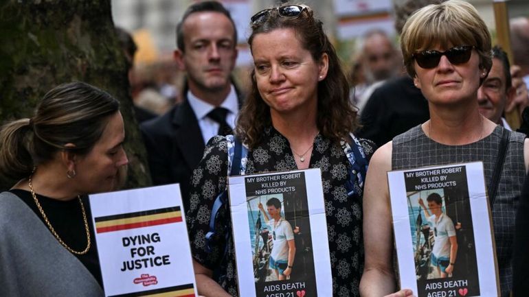 Familiares de víctimas de la sangre contaminada reclaman justicia ante el Parlamento. Familiares de víctimas de la sangre contaminada reclaman justicia ante el Parlamento.