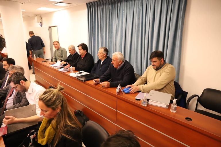 Los seis imputados por la explosión de la escuela de Aguada San Roque. Son dos empresarios y cuatro exfuncionarios. Los seis imputados por la explosión de la escuela de Aguada San Roque. Son dos empresarios y cuatro exfuncionarios.