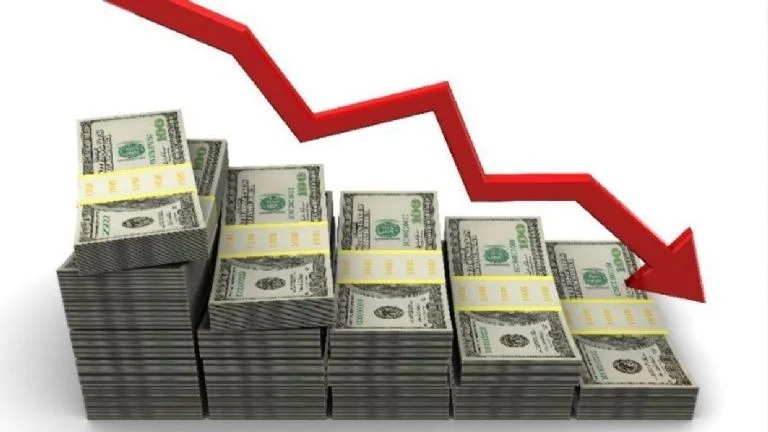 Continúan las presiones en el mercado sobre la divisa norteamericana.