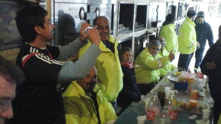 Se comieron un asado entre los nichos del cementerio