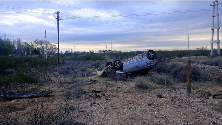 Espectacular vuelco en la Ruta 51 conocida como la ruta petrolera. El joven se salvó de milagro. Espectacular vuelco en la Ruta 51 conocida como la ruta petrolera. El joven se salvó de milagro.