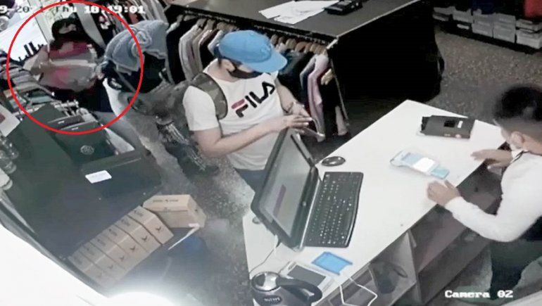 Video: mecheros usaron a su bebé para robar una tienda de ropa 