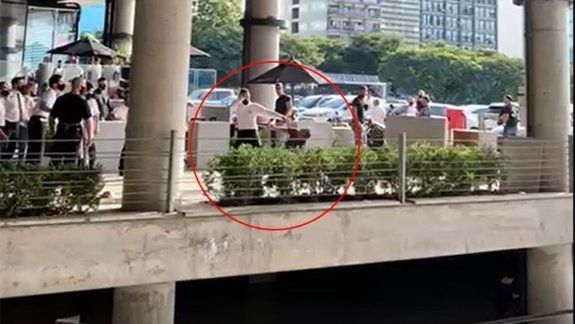 Mozos contra clientes: la impresionante pelea en un restaurante que se hizo viral 