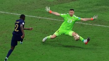 La icónica atajada que le valió un mundial a la Selección Argentina. La icónica atajada que le valió un mundial a la Selección Argentina.