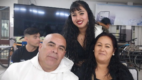 La pareja volvió al colegio secundario por el acto del 25 de mayo de su hija Eluney. | LM Neuquen La pareja volvió al colegio secundario por el acto del 25 de mayo de su hija Eluney.