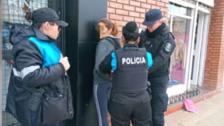 La policía de Chubut intervino luego del aviso del vecino héroe que defendió a la mujer atacada por una asaltante de 33 años.