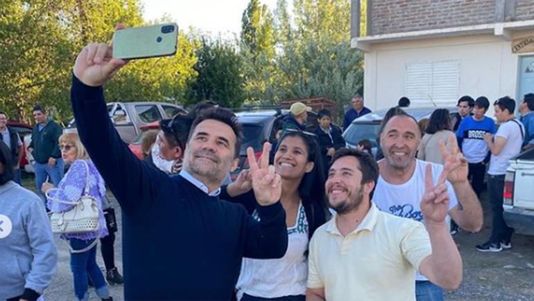 Darí Martínez, presidente del PJ neuquino junto a militantes del peronsimo.