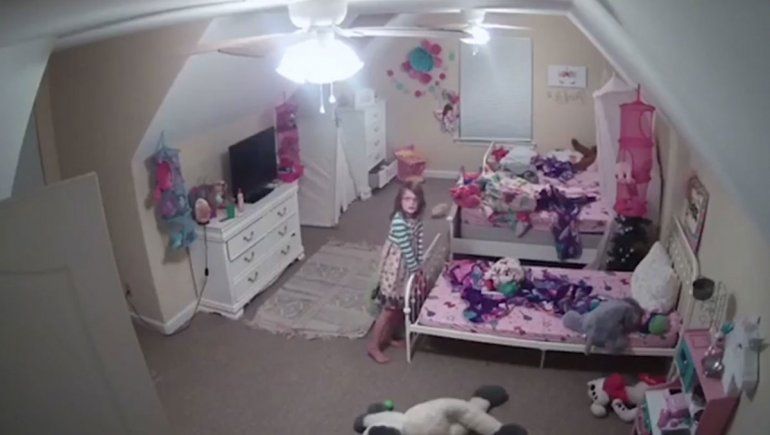 Puso cámaras para ver a las hijas y se las hackearon