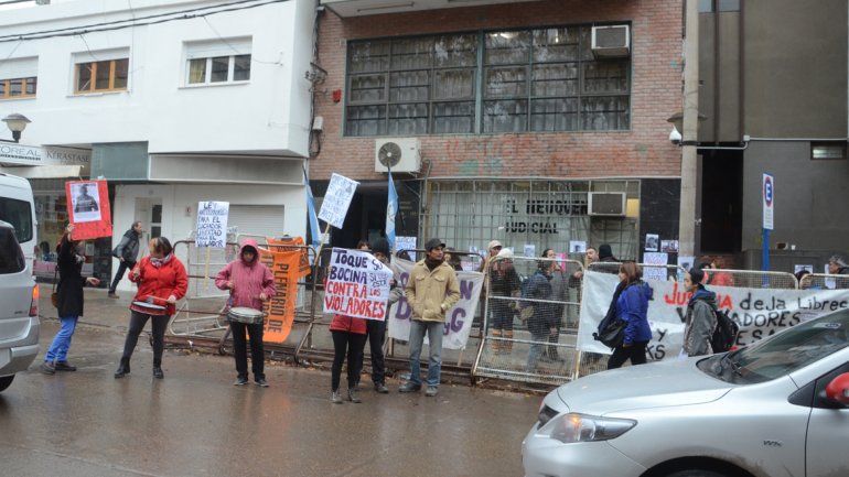 La Multisectorial de Mujeres de Neuquén se manifestó frente al Juzgado.