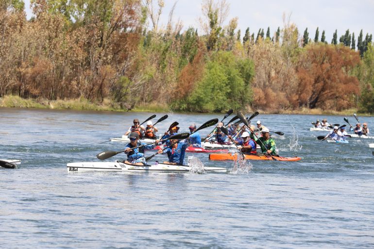 La Regata del Río Negro largó desde Neuquén.