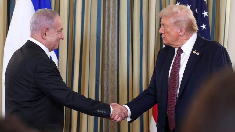 El presidente de Estados Unidos, Donald Trump, y el primer ministro israelí, Benjamin Netanyahu, se estrechan la mano en una conferencia de prensa conjunta en el Comedor de Estado de la Casa Blanca en Washington.