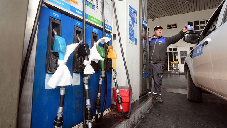 Con la tasa vial se pagará en principio 25 pesos más por litro de nafta súper. Con la tasa vial se pagará en principio 25 pesos más por litro de nafta súper.