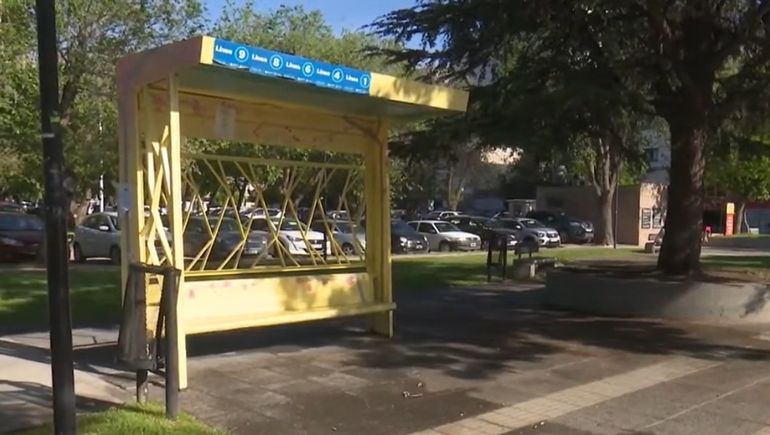 Una nena recibió una descarga eléctrica de un poste en una garita de colectivo