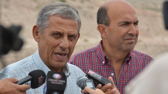 El intendente Horacio Quiroga, ayer durante una recorrida por obras, aprovechó para hablar con la prensa.