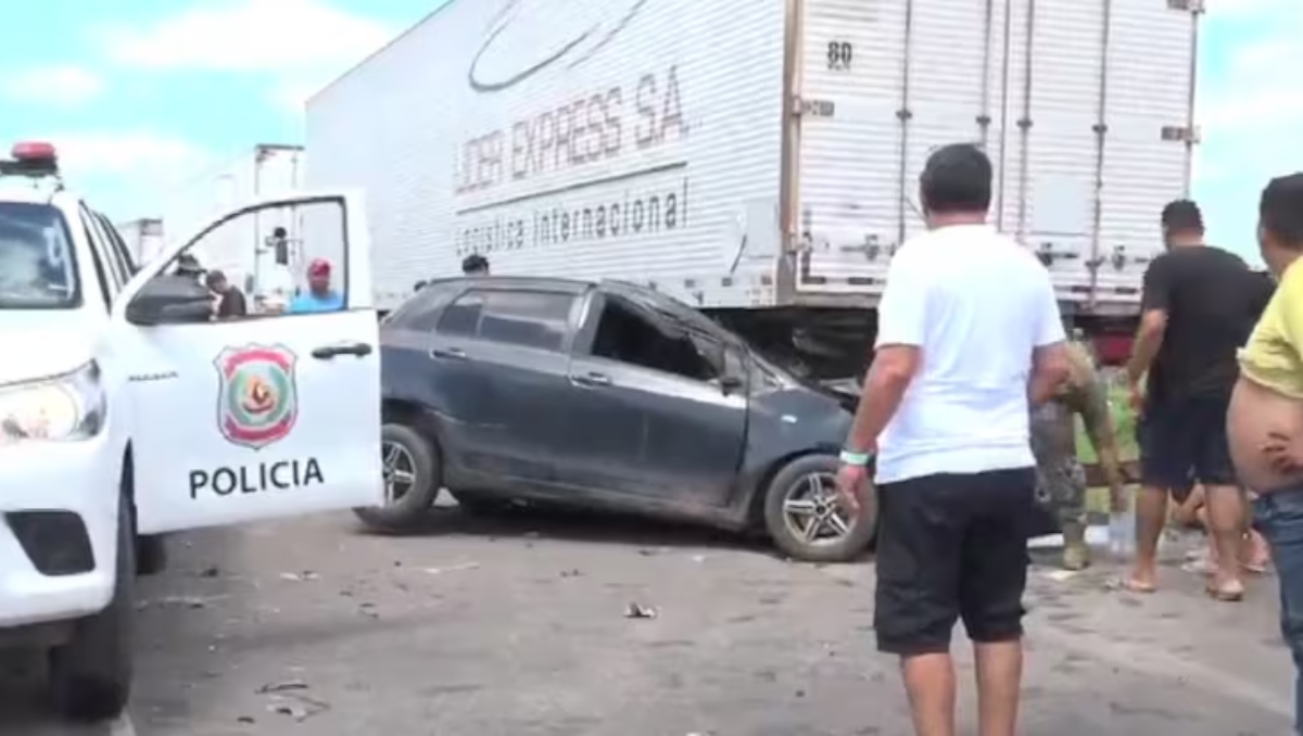 El auto negro, donde iban los ciudadanos paraguayos. Gentileza ABC Paraguay