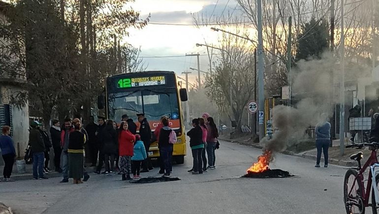 Vecinos retuvieron un colectivo, tras el incendio de una casilla