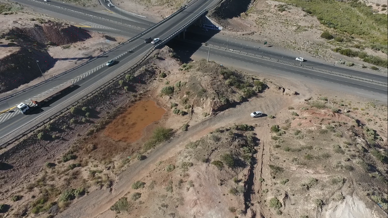 La peligrosa forma de cortar camino por la ruta entre Centenario y Cipolletti