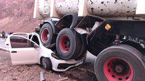 El auto quedó aplastado por uno de los camiones en la Ruta 7