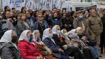 madres de plaza de mayo cumplieron 45 anos: actos y mensajes en las redes sociales