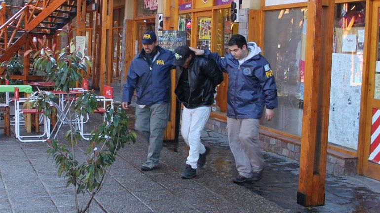 Los policías federales con el chileno detenido en la galería comercial.