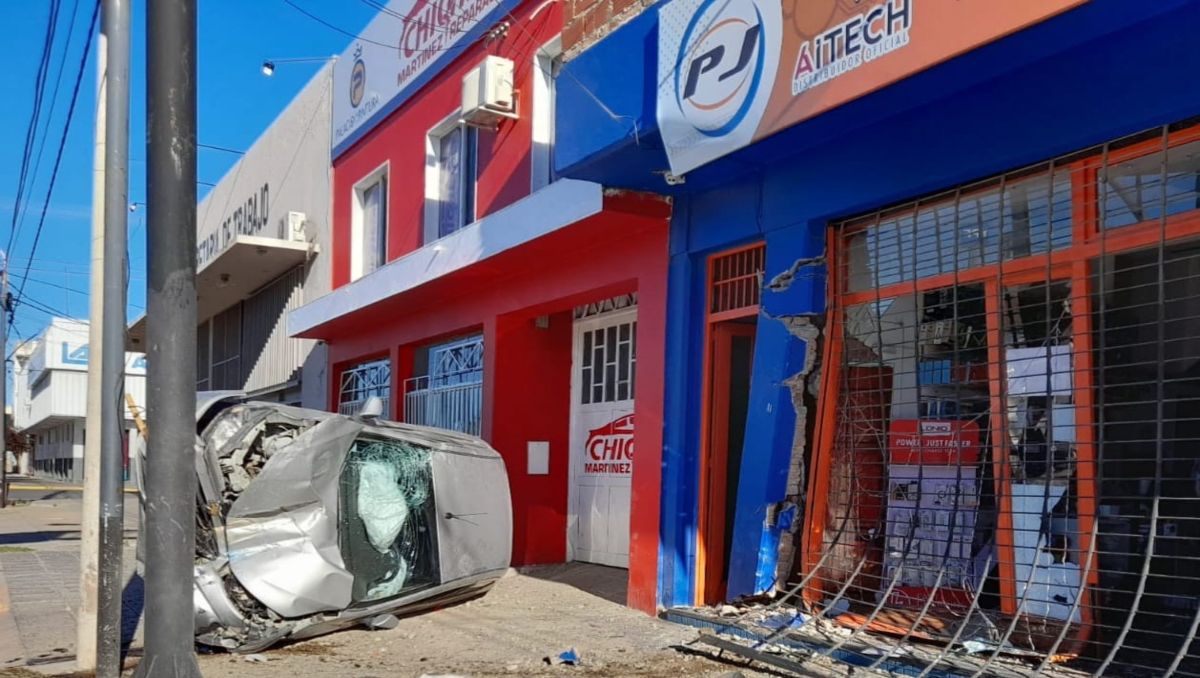 Joven borracho volcó y chocó contra un comercio