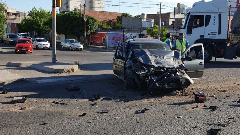 Ruta 22: un joven borracho cruzó el semáforo en rojo y chocó a una camioneta