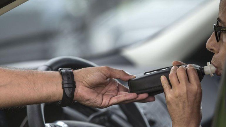 En un control en el puente carretero la mujer atropelló a un policía.