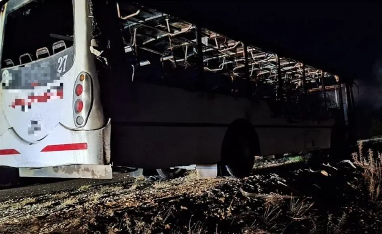 Las llamas se iniciaron en el motor y se extendieron rápidamente, hasta destruir por completo el colectivo. Las llamas se iniciaron en el motor y se extendieron rápidamente, hasta destruir por completo el colectivo.