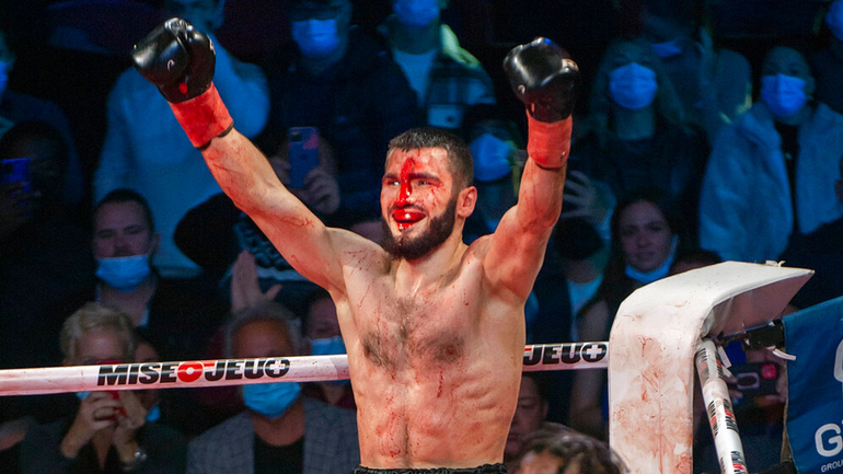 Bañado en sangre, Beterbiev logró su 17 nocaut seguido y va por Canelo