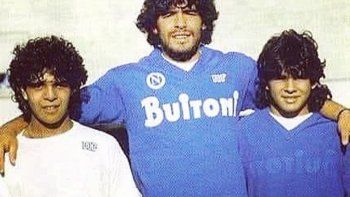 Diego Maradona en Italia, con la del Napoli, posando junto a sus hermanos Lalo y el Turco. Diego Maradona en Italia, con la del Napoli, posando junto a sus hermanos Lalo y el Turco.