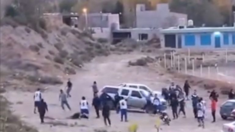 El último fin de semana se viralizaron imágenes de una batalla campal en un partido del fútbol barrial de Comodoro Rivadavia.