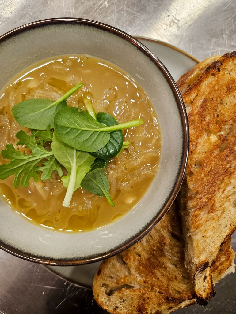 Sopa de cebolla, con sandwich de masa madre y queso Rumel de quesería Ventimiglia. Sopa de cebolla, con sandwich de masa madre y queso Rumel de quesería Ventimiglia.