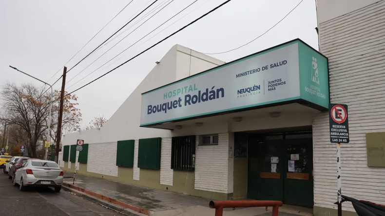 Un jubilado que duerme en la puerta del hospital Bouquet Roldán. | LM Neuquen Un jubilado que duerme en la puerta del hospital Bouquet Roldán.