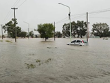 Bahía Blanca quedó bajo agua y sus vecinos necesitan ayuda.