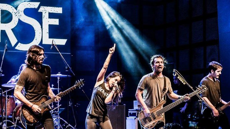 Ellas también rockean. La banda es liderada por la cantante Luciana Segovia.