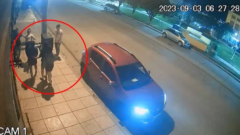 Salvaje pelea a la salida de un boliche: la noquearon de una patada