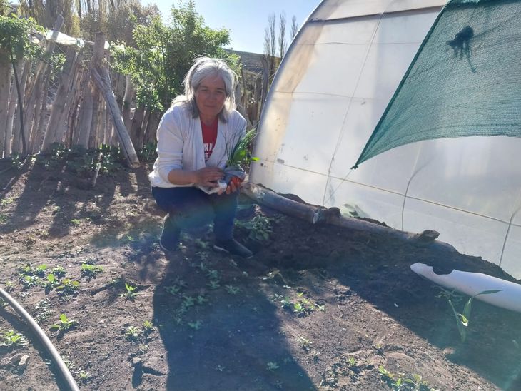 Maruca, con las manos en la tierra. Foto: gentileza. Maruca, con las manos en la tierra. Foto: gentileza.