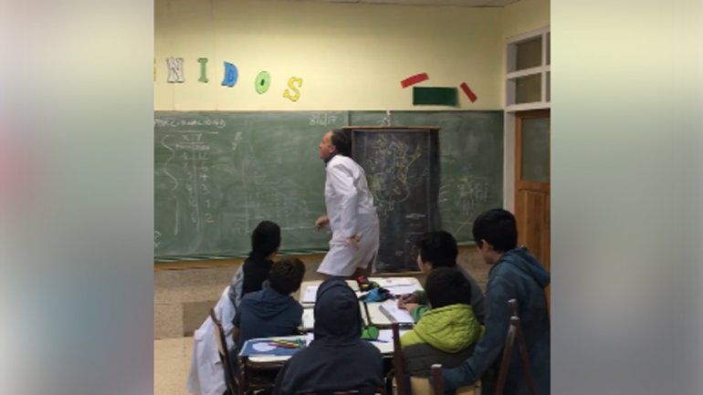El video de un profesor de una escuela pública que da clases al ritmo de Despacito