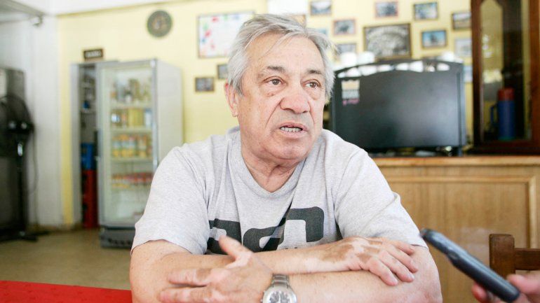 El panadero René Toledo estaba indignado después de sufrir el robo.