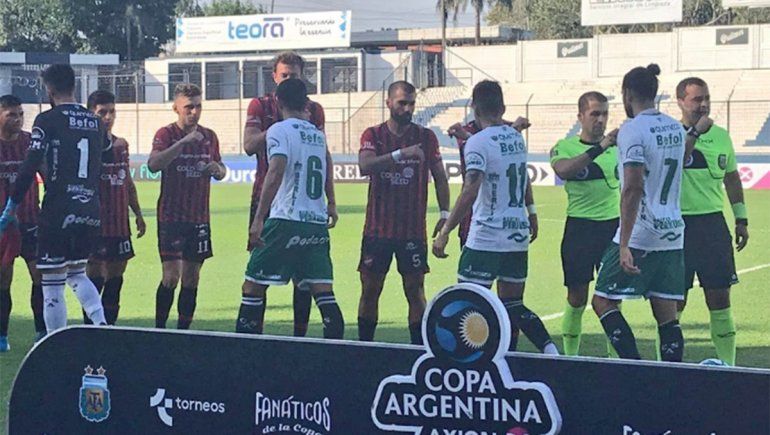 Copa Argentina: el saludo preventivo entre futbolistas antes del partido